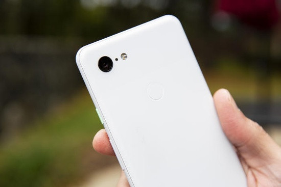 Google Pixel 3 và 3 XL có camera chính độ phân giải 12.2 MP, khẩu độ f/1.8, kích thước điểm ảnh 1.4µm, hỗ trợ công nghệ ổn định hình ảnh quang học OIS và lấy nét pha kép dual pixel PDAF như Galaxy Note 9.