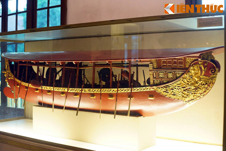 Cụ thể, theo An Nam Chí Lược, vào thời Trần mỗi chiếc thuyền chiến Mông Đồng đều được trang bị 2 chiếc nỏ lớn, có thể bắn những mũi tên khổng lồ có đầu bọc nghạnh sắt để xuyên phá thuyền địch.