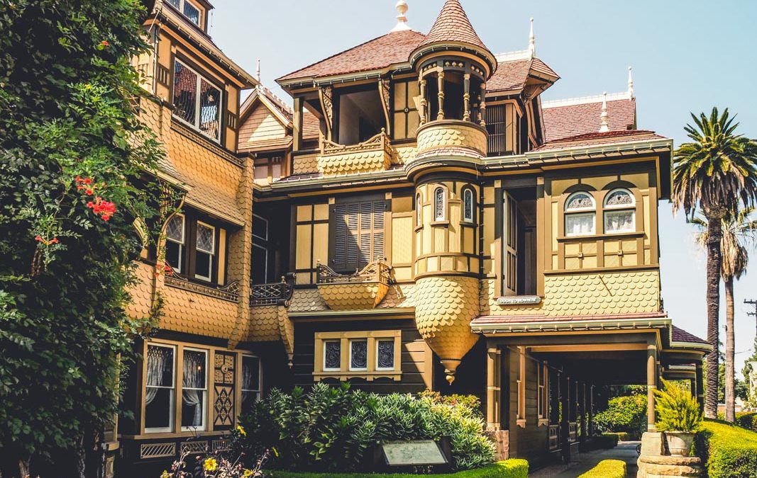 Theo một số tư liệu lịch sử, dinh thự đã được xây dựng liên tục từ năm 1884 dưới sự hướng dẫn hàng ngày của góa phụ Sarah Winchester cho đến khi bà qua đời vào ngày 5/9/1922. Khi bà mất, công việc ngay lập tức chấm dứt.