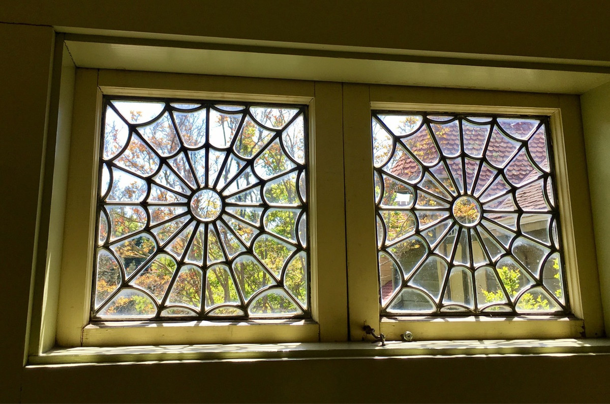 Nữ thừa kế giàu có cũng bị ám ảnh với con số 13, cửa phải có 13 ô kính, sàn nhà có 13 ván gỗ, mỗi phòng có 13 cửa sổ... và nhiều hình ảnh hắc ám. Bà tin rằng, thiết kế rắc rối của ngôi nhà sẽ làm rối trí các hồn ma và chúng không thể tìm thấy bà giữa một căn nhà chẳng khác gì mê cùng này.