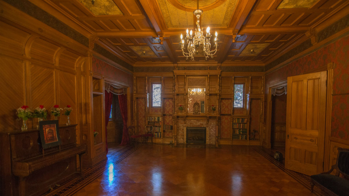 Mỗi tối, bà thường đi lang thang ở hành lang căn nhà, tìm mọi cách để thoát khỏi những bóng ma đang đeo bám. Hầu hết người sống ở thời đó đều tin rằng, nữ góa phụ đã hóa điên.