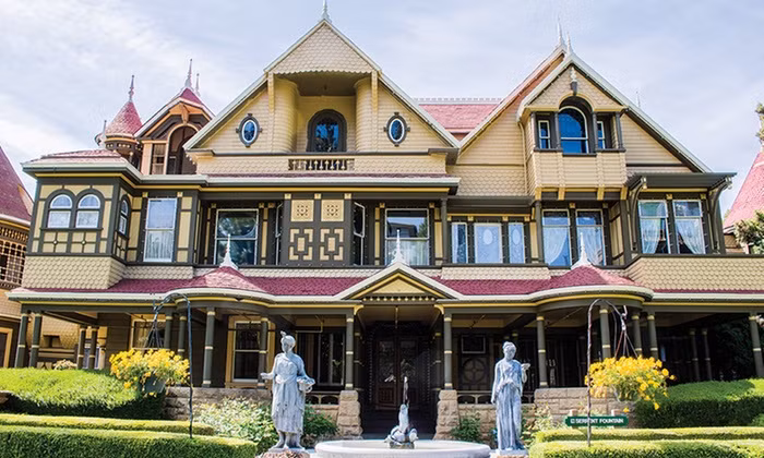 Dinh thự Winchester Mystery được xây dựng không theo một bản thiết kế của bất kỳ kiến trúc sư nào. Nữ chủ nhân Sarah được cho là không mấy quan tâm đến nơi ở của mình trông như thế nào. Bà chỉ đơn giản tin rằng tiếng búa, tiếng đục đẽo phát ra hàng ngày mới xua đi các thế lực siêu nhiên hắc ám.