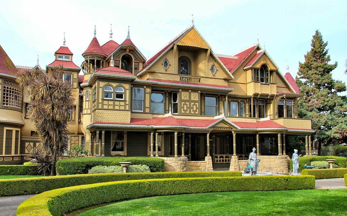 Nằm ở thành phố San Jose, bang California, Dinh thự bí ấn Winchester (Winchester Mystery House) là một dinh thự ma ám nổi tiếng nước Mỹ. Đây từng là nơi cư ngụ của Sarah Winchester, người vợ góa của ông trùm sản xuất súng William Wirt Winchester.