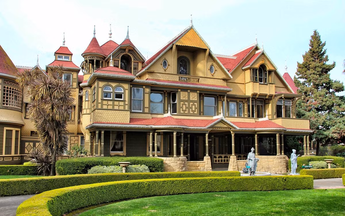 Nằm ở thành phố San Jose, bang California, Dinh thự bí ấn Winchester (Winchester Mystery House) là một dinh thự ma ám nổi tiếng nước Mỹ. Đây từng là nơi cư ngụ của Sarah Winchester, người vợ góa của ông trùm sản xuất súng William Wirt Winchester.