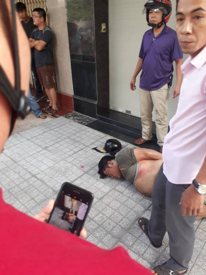 Tên cướp bị người dân khống chế. Ảnh: M.K