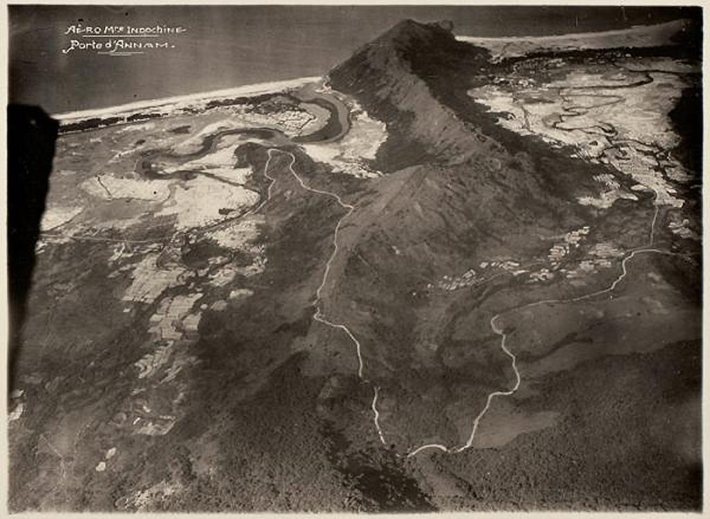 Toàn cảnh Đèo Ngang nhìn từ máy bay năm 1932.