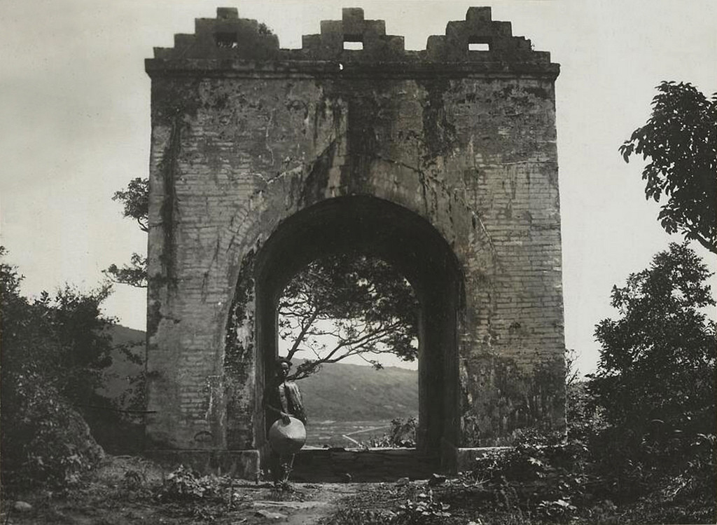 Cận cảnh Hoành Sơn Quan, thập niên 1920.