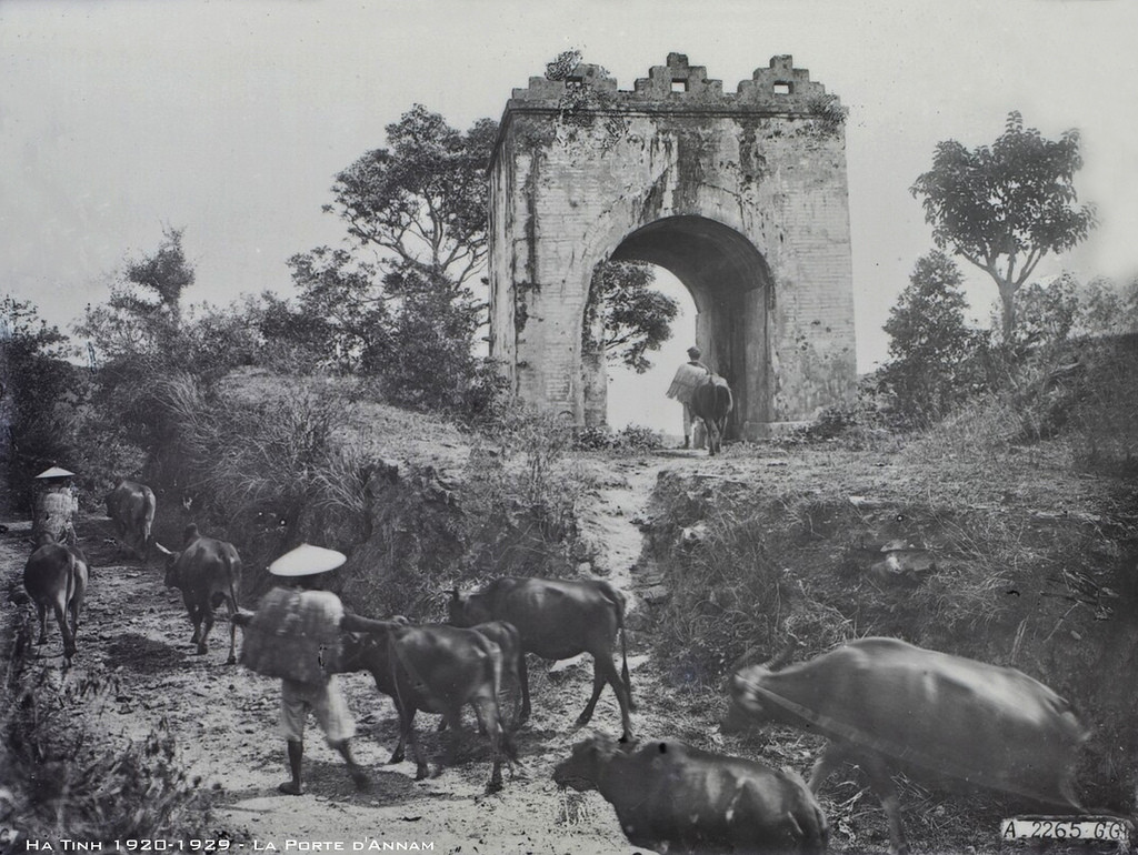 Hoành Sơn Quan, cánh cổng trên đỉnh Đèo Ngang, thập niên 1920.