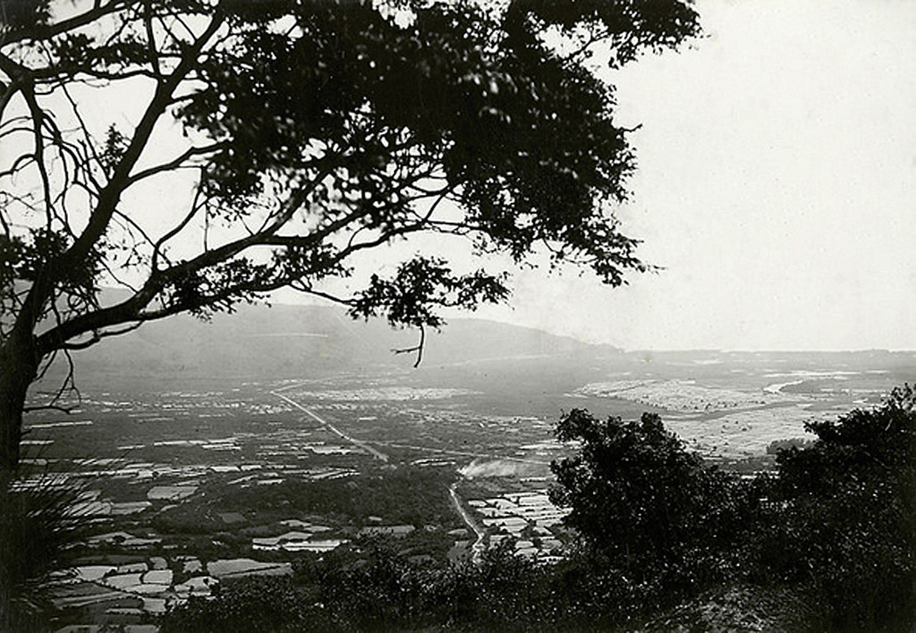 Khung cảnh nhìn từ đỉnh Đèo Ngang, gần Hoành Sơn Quan, khoảng năm 1919 - 1926.