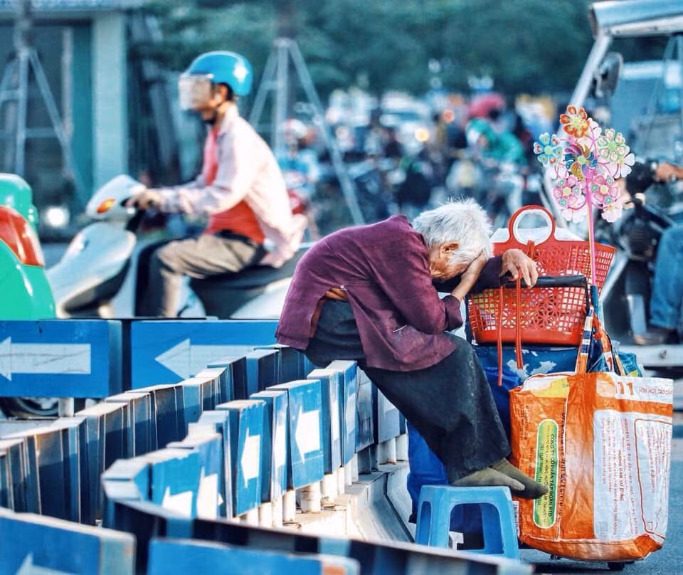 Ba cu ben ganh hang rong tai HN thuong bi bon xau xin tien