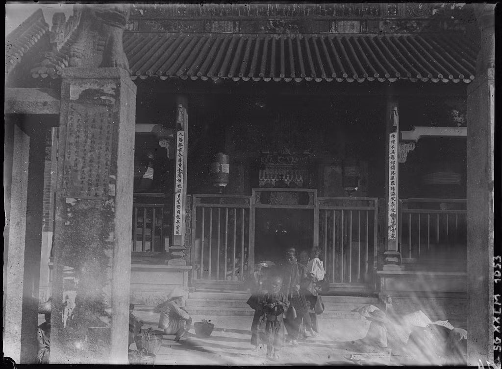 Cổng chùa Bà Thiên Hậu trong bức ảnh xuất bản năm 1895, ảnh của André Salles. Do bên cạnh chùa có Tuệ Thành Hội quán là nơi quy tụ của nhóm người Hoa Quảng Đông, nên chùa còn được gọi Tuệ Thành Hội quán.