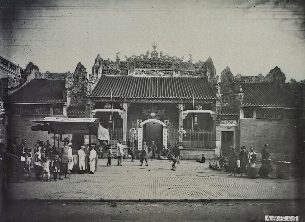 Chùa Bà Thiên Hậu thập niên 1920. Bia đá ghi truyền thuyết về Thiên Hậu Thánh Mẫu ở tiền điện. Theo truyền thuyết thì Thiên Hậu Thánh Mẫu là người thời Tống, tên thật là Mi Châu. 8 tuổi bà biết đọc, 11 tuổi bà tu theo Phật giáo, 13 tuổi đã đắc đạo và có phép thần thông…