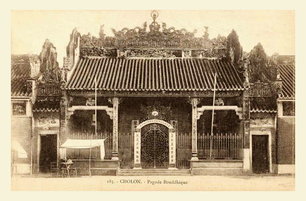 Chùa Bà Thiên Hậu trên bưu thiếp đầu thế kỷ 20. Một lần, cha bà cùng hai trai chở muối đi bán, giữa đường thuyền gặp bão lớn… Lúc đó bà đang ngồi dệt vải ở nhà cạnh mẹ nhưng đã xuất thần, dùng răng cắn áo cha, hai tay nắm hai anh.