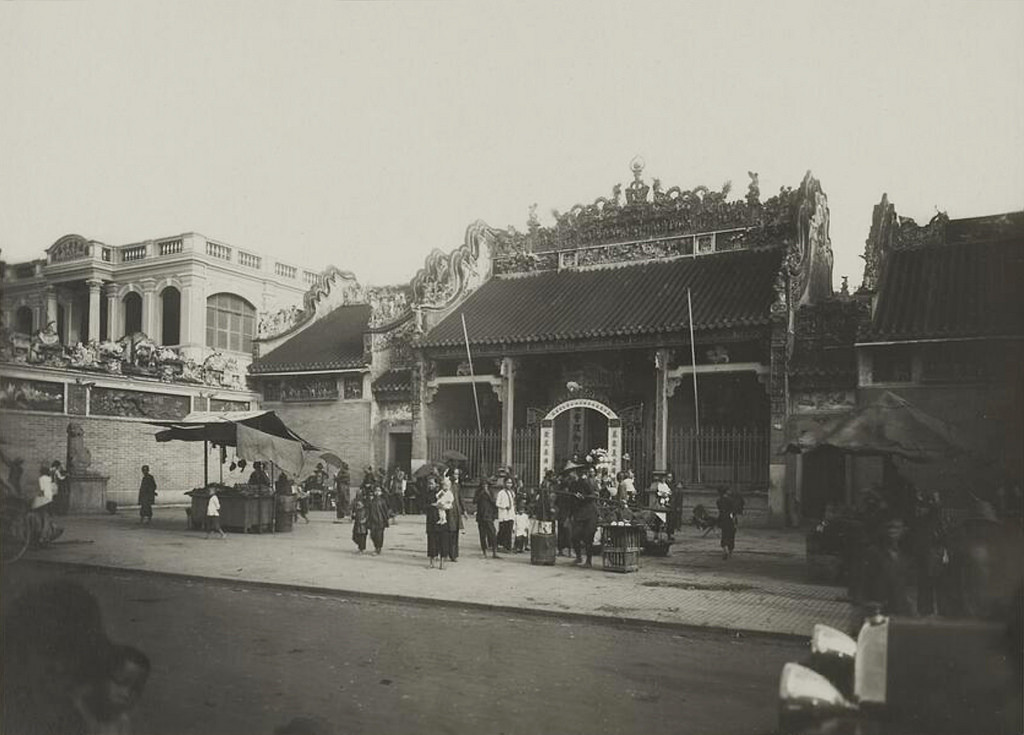 Chùa Bà Thiên Hậu thập niên 1920. Vị thần được thờ chính trong chùa là Thiên Hậu Thánh Mẫu, được xem như vị thần bảo trợ của ngư phủ và người đi biển.