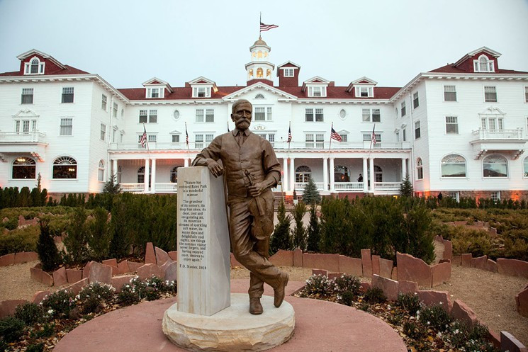 Cặp vợ chồng giàu có đã trang bị cho khách sạn của mình những công nghệ mới nhất thời đó, bao gồm đèn điện, nước máy, điện thoại và xe hơi. Họ thậm chí còn xây dựng một trạm thuỷ điện riêng cung cấp điện cho khách sạn.