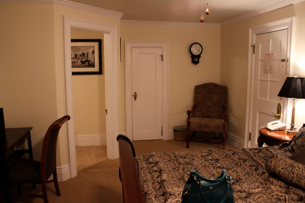 Một câu chuyện phổ biến là chủ sở hữu trước của vùng đất đó, Bá tước thứ 4 của Dunraven, đã ám căn phòng số 407. Thỉnh thoảng bóng ma của ông được nhìn thấy đứng trong góc phòng, mùi thuốc lá từ chiếc tẩu của ông váng vất trong không khí.