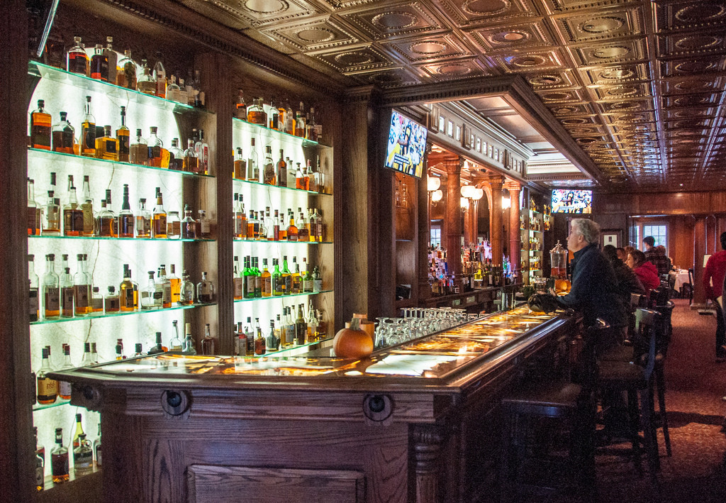 Sau khi vợ chồng ông Stanley qua đời, người ta đồn rằng hồn ma hai người vẫn thường xuyên xuất hiện trong khách sạn. Ông Stanley thỉnh thoảng xuất hiện tại quán bar, trong khi tiếng đánh đàn piano của bà Flora đôi khi vẫn vang vọng khắp các hành lang.