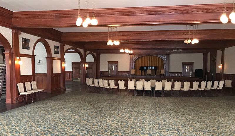 Cả sảnh hòa nhạc và phòng khiêu vũ cũng bị ám. Tiếng đàn piano của bà Flora được cho là phát ra từ các phòng nay. Ngoài ra người ta còn ghi nhận ở đây thỉnh thoảng lại có lời xua đuổi “Đi ra ngoài!” thoáng qua như hơi thở bên tai.