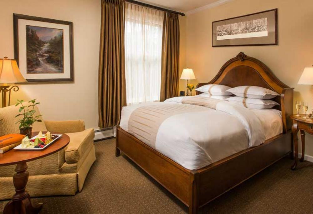 Trong khi đó, phòng 418 bị ám bởi hồn ma những đứa trẻ ám. Tiếng cười đùa và tiếng bước chân chạy ầm ĩ của chúng đôi khi vẫn vang vọng trong căn phòng này và trong hành lang khách sạn. Nhiều khách lưu trú than phiền về tiếng trẻ con thỉnh thoảng rộ lên lúc nửa đêm rồi lại đột ngột im bặt. Khi nhân viên kiểm tra phòng 418, trên giường có những vết lõm hằn rõ xuống đệm, mặc dù không có ai thuê phòng.