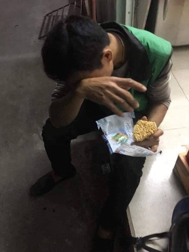 Shipper an mi tom song, nhin chiec xe cua anh cang them xot xa-Hinh-2