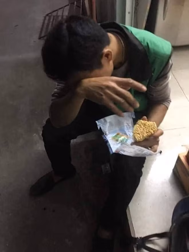 Shipper an mi tom song, nhin chiec xe cua anh cang them xot xa-Hinh-2