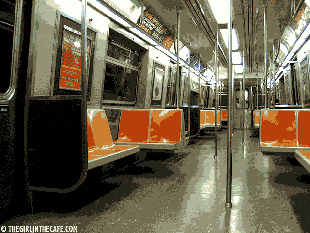 Câu chuyện bắt đầu với một người đàn ông ngồi trong toa tàu điện ngầm trống không. Mọi thứ không có gì đặc biệt cho đến khi một cô gái cao, gầy bước vào và ngồi trước mặt ông ta.