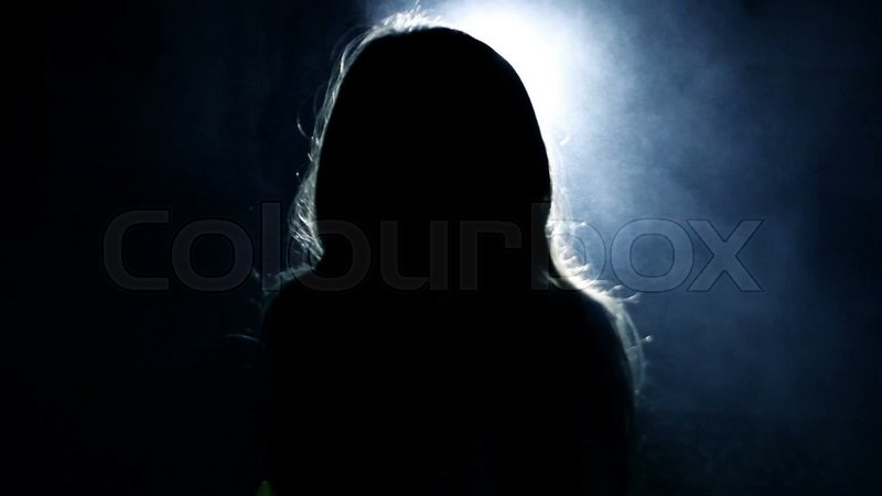 Người phụ nữ quái vật này có tóc sẫm màu và dài, che hầu hết khuôn mặt. Qua khe hở của các lọn tóc, có thể thấy cô đeo chiếc mặt nạ phẫu thuật thẩm mỹ màu đỏ.