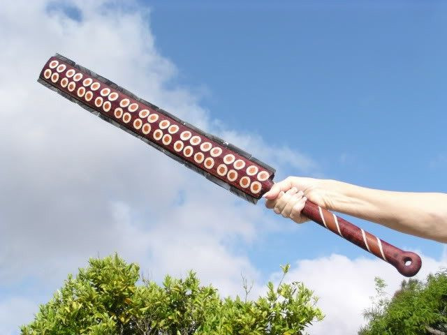 Theo ghi chép của người Tây Ban Nha, macuahuitl được chế tạo rất khéo léo. Các lưỡi đá obsidian được gắn rất chặt, không thể rút ra khỏi chày gỗ hoặc bị bẻ gãy.