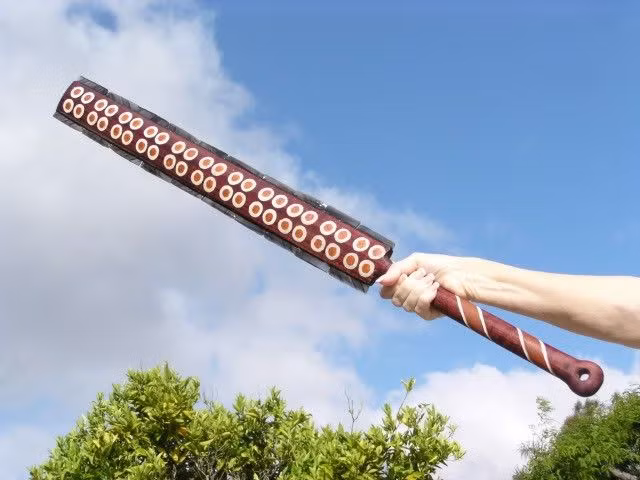 Theo ghi chép của người Tây Ban Nha, macuahuitl được chế tạo rất khéo léo. Các lưỡi đá obsidian được gắn rất chặt, không thể rút ra khỏi chày gỗ hoặc bị bẻ gãy.