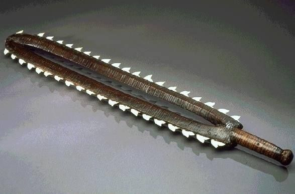 Loại vũ khí này là một chiếc chày gỗ dẹt, hai cạnh gắn các lưỡi làm bằng đá núi lửa obsidian, phía dưới có cán cầm.