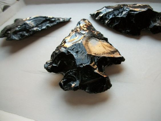 Đá obsidian là vật liệu tạo ra độ sát thương cho macuahuitl. Loại đá này có khả năng tạo ra các cạnh sắc hơn so với lưỡi thép chất lượng cao.