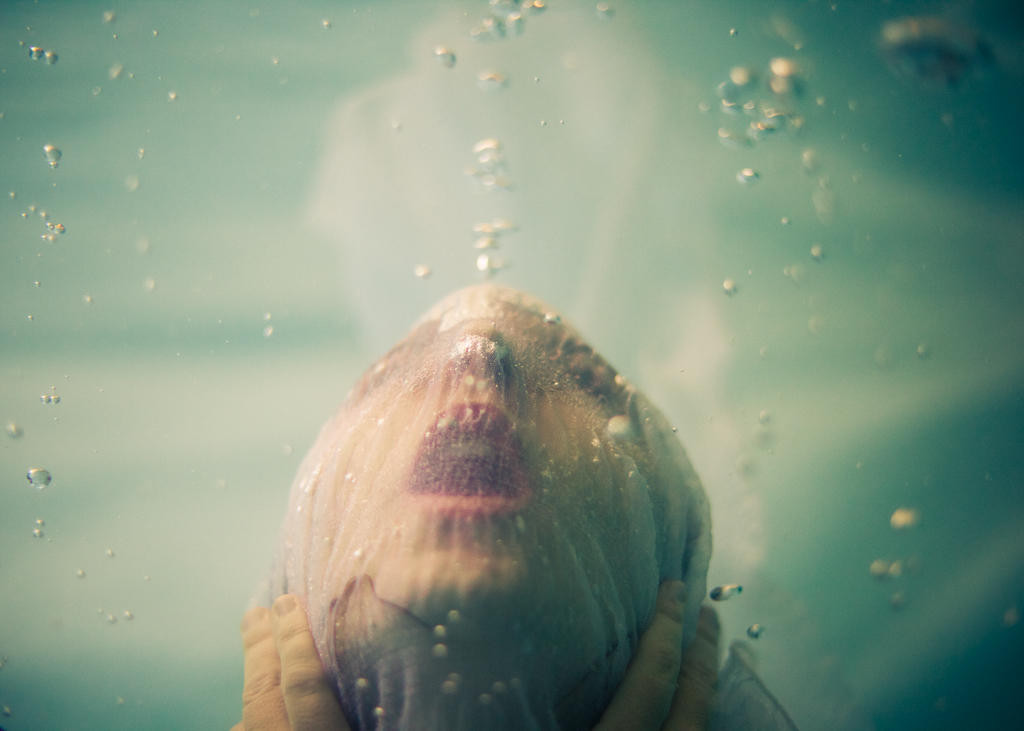 Nếu chọn màu xanh, nạn nhân sẽ bị con ma làm nghẹt thở, khiến cơ thể tái xanh.