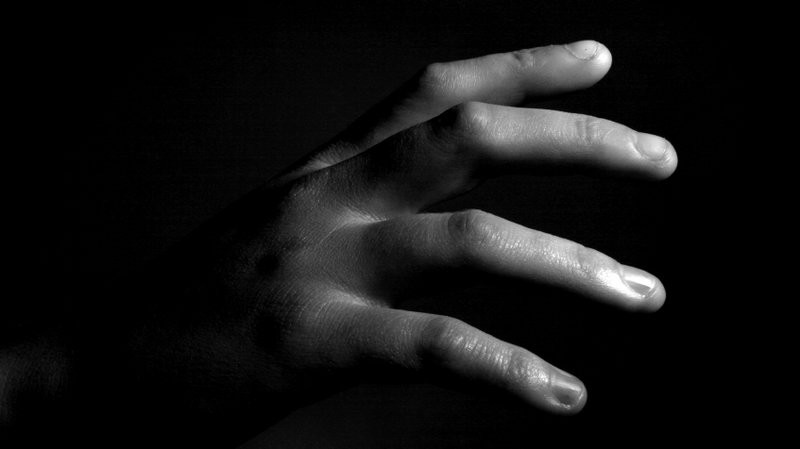 Truyền thuyết đáng sợ nhất gắn với những khu nhà vệ sinh sử dụng xí bệt. Đó là một con ma bỗng nhiên thò tay ra khỏi hố khi có người ngồi trên.