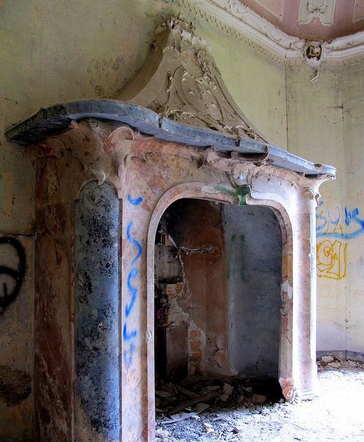 Villa de Vecchi được chuyển giao cho Biagio, người anh em của Bá tước. Biagio đã sửa sang lại dinh thự và thỉnh thoảng lại quay về ghé thăm. Rồi Villa de Vecchi bị bỏ hoang trong suốt 20 năm tiếp theo trước khi được chuyển nhượng cho người khác.