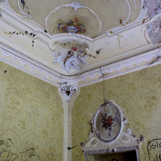 Trong nhiều thập niên, dinh thự được kế thừa qua lại giữa nhiều chủ nhân, rồi lại bị bỏ hoang. Vẻ hoang tàn khiến nó được đồn đại như một biệt thự ma, gắn với nhiều dị bản rùng rợn về bi kịch của Bá tước Felix De Vecchi, người chủ đầu tiên.