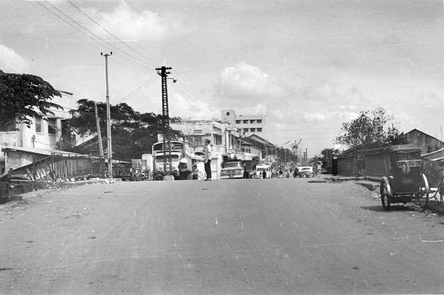 Trên cầu kho ở bến Chương Dương. Ảnh: Vietnam Center and Archive.