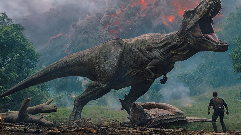 Chỉ sau khoảng một tháng trình chiếu ngoài rạp, bom tấn khủng long Jurassic World 2 đã hoàn thành nhiệm vụ chinh phục cột mốc doanh thu 1 tỷ USD. Tuy nhiên phần 2 vẫn không đạt được doanh thu lớn như phần 1, đồng thời bị chê nhiều khâu kịch bản. Bộ phim chỉ nhận được số điểm 50% trên Rotten Tomatoes.
