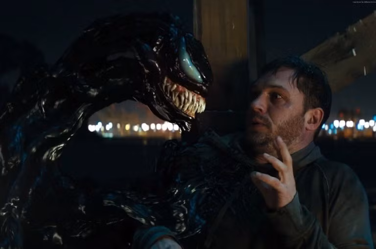 Venom vượt doanh thu cả Wonder Woman khi trình chiếu ở Việt Nam. Khi công chiếu ở thị trường Trung Quốc, chỉ 3 ngày phim đã đạt doanh thu khủng hơn 2500 tỷ đồng. Tuy nhiên, Venom vẫn bị chê có nhiều đoạn không thuyết phục. “Các trường đoạn hành động hay lột tả mối quan hệ kỳ lạ giữa Eddie và Venom là điểm sáng của bộ phim. Nhưng nếu Sony muốn tiếp tục một vũ trụ điện ảnh, họ cần phải giữ lại những điều tích cực, và loại bỏ rất nhiều điểm tiêu cực mà Venom đã phơi bày” - Nhà phê bình phim Brandon Davis viết.
