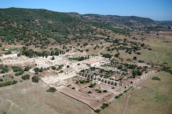  4. Thành phố Medina Azahara (Tây Ban Nha). Đây là di chỉ khảo cổ có niên đại từ thế kỉ thứ 10, từng là kinh đô của đế chế Caliphate Cordoba hùng mạnh. Bị bỏ hoang sau cuộc nội chiến, thành phố vẫn giữ được hệ thống cầu đường, cống dẫn nước và rất nhiều trang trí kiến trúc cổ xưa.