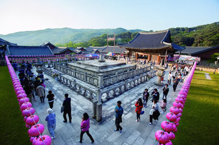  3. Tu viện Phật giáo Sansa (Hàn Quốc). Di sản văn hóa này bao gồm 7 tu viện cheo leo trên núi đá, được xây dựng từ thế kỉ thứ 7 đến thứ 9, là nơi người dân Triều Tiên cổ thực hành Phật giáo qua nhiều thế kỉ.