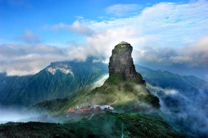  2. Núi Fanjingshan (Trung Quốc). Núi Fanjingshan nổi tiếng với vẻ đẹp hùng vĩ và sự đa dạng sinh học của mình. Ngọn núi cao 2.570 mét này có nhiều thác nước hùng vĩ, là nơi cư trú của nhiều loài động thực vật có nguy cơ tuyệt chủng cao.