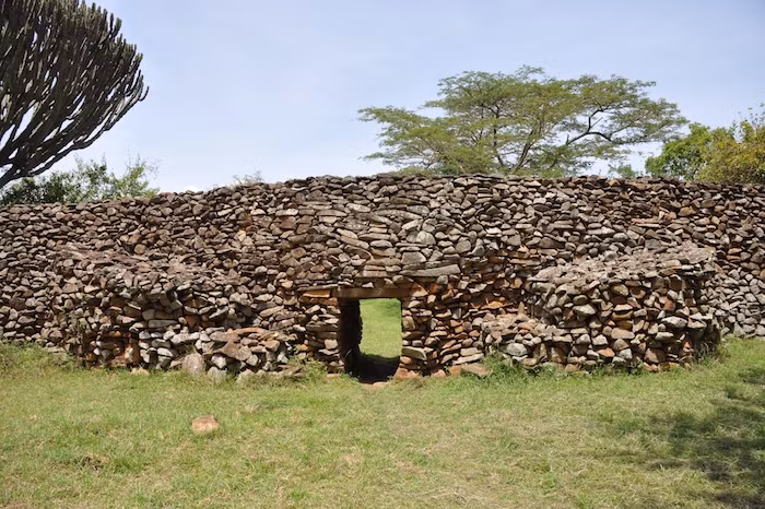  17. Địa điểm khảo cổ Thimlich Ohinga (Kenya). Có thể đã được xây dựng vào thế kỷ 16, Thimlich Ohinga dường như đã đóng vai trò là một pháo đài và khu chăn nuôi của cư dân bản địa. Đây là quần thể lớn nhất và được bảo tồn nguyên vẹn nhất trong số những di tích thuộc loại này còn sót lại.