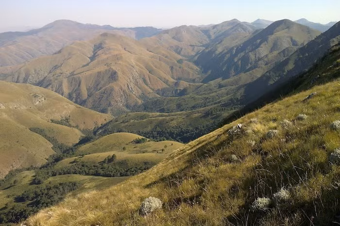  11. Núi Barberton Makhonjwa (Nam Phi). Dãy núi Barberton Makhonjwa là đại diện cho sự bảo tồn tốt nhất của hệ thống núi lửa và đá trầm tích có tuổi đời 3,25 đến 3,6 tỉ năm trước, khi các lục địa đầu tiên mới bắt đầu hình thành trên trái đất.