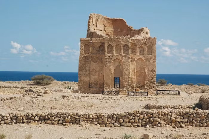  18. Thành phố cổ Qalhat (Oman). Qalhat là một thành phố cảng lớn vào giữa thế kỷ 11 và 15 SCN. Ngày nay, nơi đây mang dấu ấn kiến trúc độc đáo, minh chứng cho sự giao thương giữa các vùng Ả Rập, Đông Phi, Ấn Độ, Trung Quốc và Đông Nam Á.