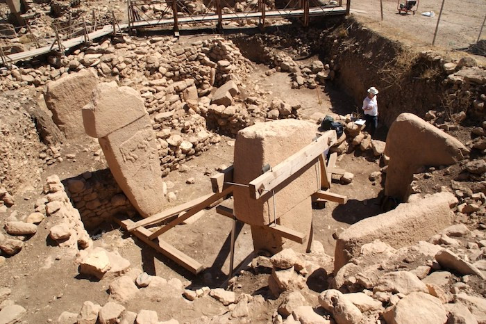  8. Göbekli Tepe (Thổ Nhĩ Kỳ). Göbekli Tepe là kiến trúc cổ xưa được những người thợ săn nguyên thủy xây dựng vào giữa những năm 9.600 đến 8.200 TCN.