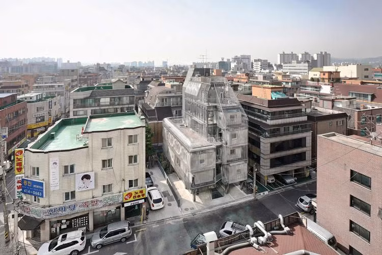 Một trong những câu chuyện phổ biến liên quan đến ma Cho-nyo-Gwishin là về một người đàn ông sống ở tầng trên cùng của một tòa nhà chung cư cũ không có thang máy.