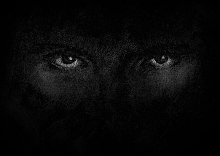 Người đàn ông mở cửa và không thấy ai ở đó. Vốn mê tín, ông nhắm mắt lại và bắt đầu đếm đến 100. Khi đếm đến 49, ông mở mắt ra vì tò mò. Và trước mặt ông là một khuôn mặt phụ nữ trắng bệch như xác chết đang nhìn ông chằm chằm bằng đôi mắt vô hồn…