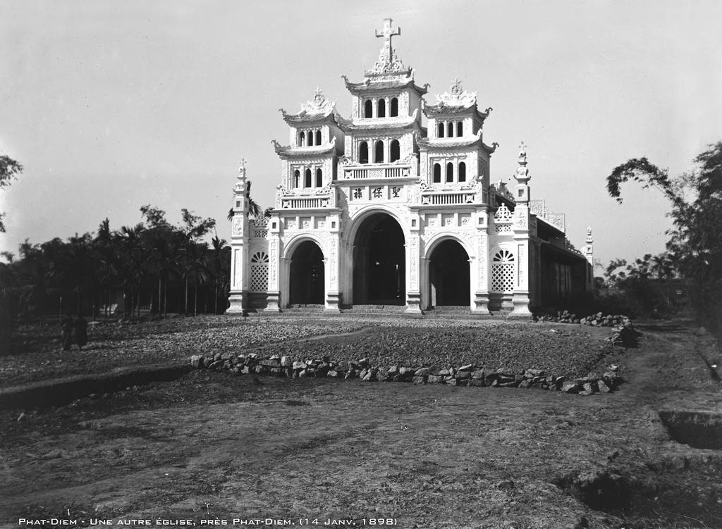 Một nhà thờ ở Phát Diệm có phong cách kiến trúc giống với nhà thờ đá. Ảnh: André Salles.