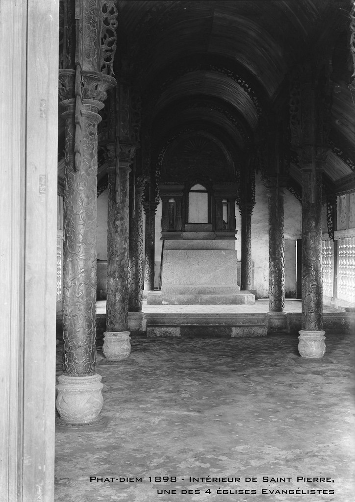 Nội thất của nhà thờ Thánh Phêrô, một trong bốn nhà thờ nhỏ nằm bên nhà thờ Chính tòa Phát Diệm. Ảnh: André Salles.