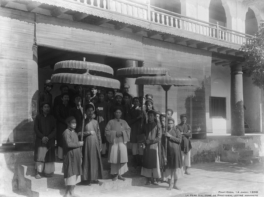 Linh mục Phêrô Trần Lục hay Cha Sáu Trần Lục (1825-1899), Chánh xứ Phát Diệm, chụp ảnh cùng đoàn tùy tùng năm 1898. Ảnh: André Salles.